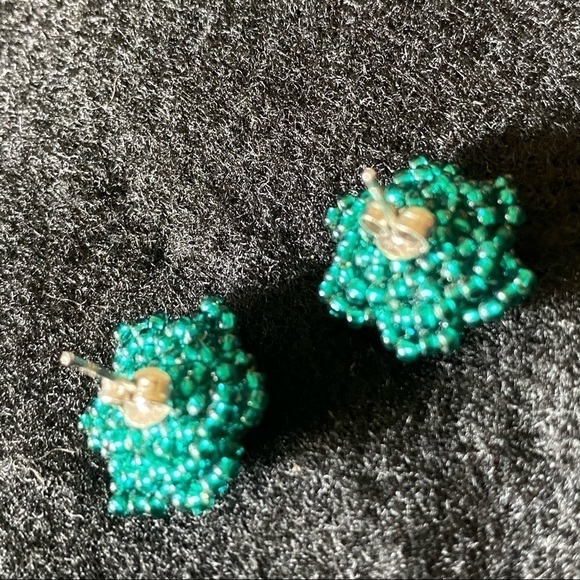 Green beaded flower earrings - Picture 4 of 6